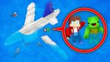 How Mikey & JJ CRASH On Airplane In The OCEAN in Minecraft (Maizen)