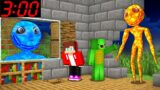 WATER & LAVA MAN FROM THE WINDOW IS CHASING Mikey and JJ in Minecraft – Mazien JJ and Mikey